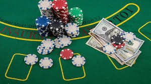 Dealer profesional bosgambir memandu permainan Teen Patti live